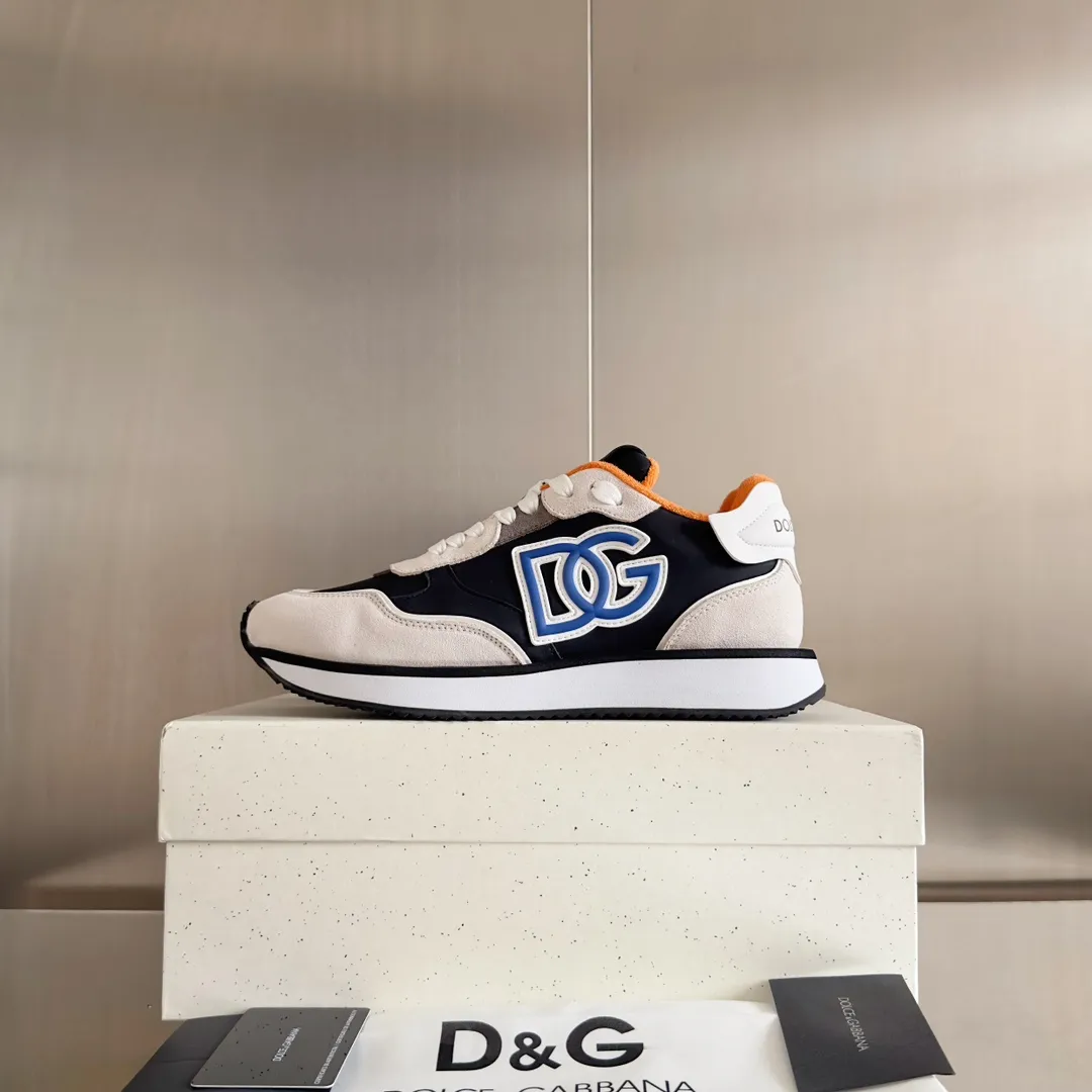 Factory price: 458💰D&G's latest Cushion series casual sports shoes, dad shoes, running shoes, original purchase and development, production, handmade, but always looking to the future. The new Cushion sneakers feature a two-tone suede upper accented by a mesh contrasting printed DG cross logo on the side. The lightweight, grippy rubber outsole adopts an innovative design to provide excellent performance, and the jacquard label adds timeless style. Exquisite packaging at the delivery counter🛍📦 ▪️ Fabric: Original custom-made first-layer cowhide ▪️ Lining: Original custom-made breathable towel lining ▪️ Sole: Original open-molded rubber material ▪️ Bottom thickness: 3.5CM ▪️ Size: Men's 38-45